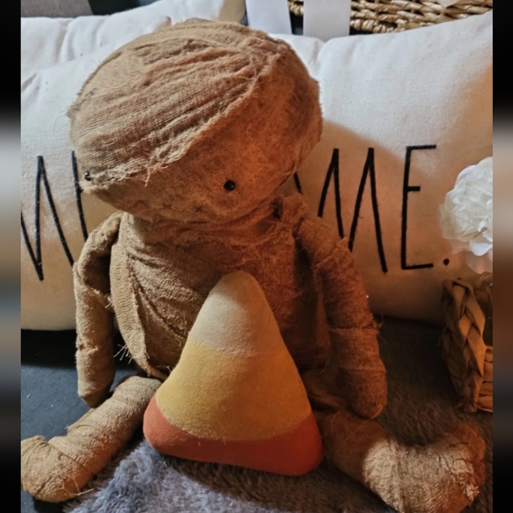 Primitive mummy with his Acorn